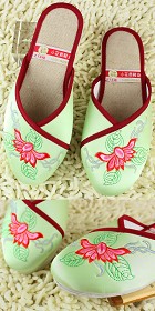 Qiancengdi Floral Embroidery Slippers