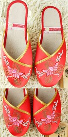 Qiancengdi Floral Embroidery Slippers