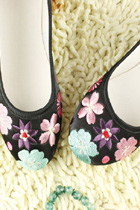 Delicate Floral Embroidery Shoes (RM)
